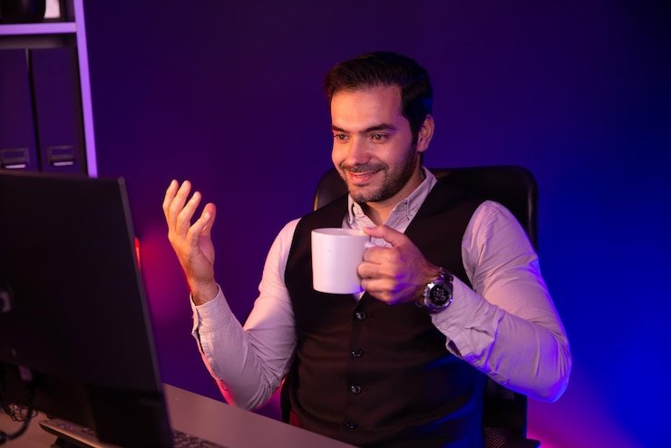 Dealer live casino profesional berinteraksi dengan pemain menggunakan perangkat modern